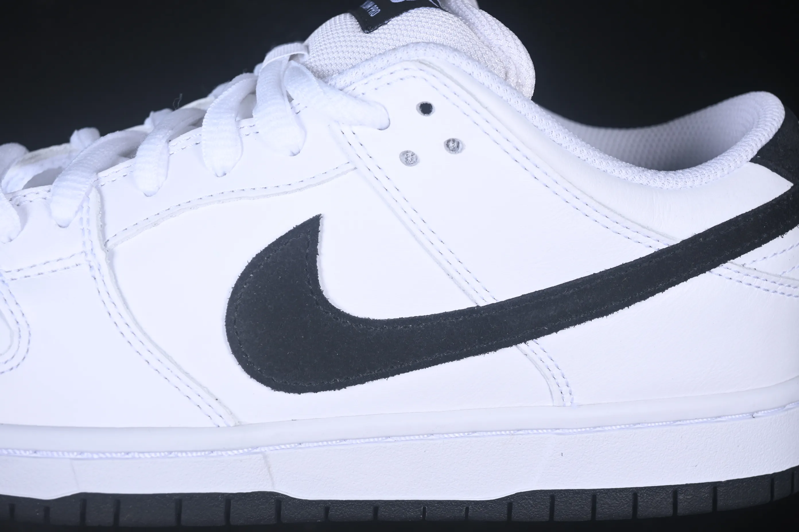 All Categories Nk SB Dunk Series Nk SB Dunk Low Low-top sneakers Foreign trade version Nike SB Dunk Low Classic white and black Full toe layer low-top casual sneakers HF3704-100